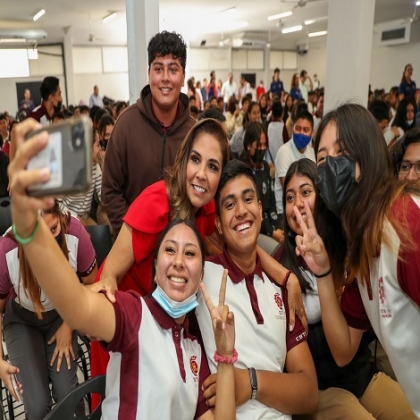 Invierte Mara Lezama en programa de becas educativas en Quintana Roo