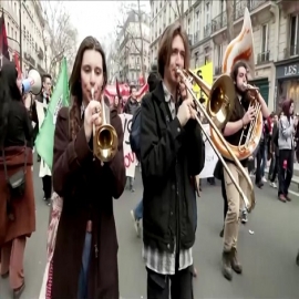 Protestas de una semana recorren París por el plan de reforma de pensiones de Macron