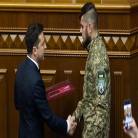 CÓMO EL PRESIDENTE JUDÍO DE UCRANIA HIZO LAS PACES CON LOS NEONAZIS EN EL FRENTE CONTRA RUSIA