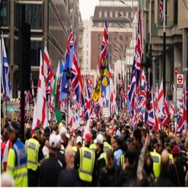 Decenas de miles de patriotas se manifiestan frente al Parlamento británico contra la inmigración ilegal