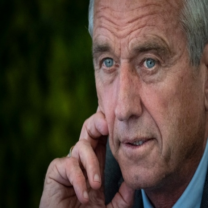 Robert F. Kennedy Jr. advirtió sobre el plan de BlackRock para quedarse con viviendas familiares en EEUU