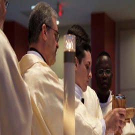 3 interesantes historias de padres e hijos que sirven a Dios como diáconos y sacerdotes