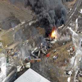 Un tren con químicos tóxicos descarriló en Ohio y encendió alarma por posible catástrofe ambiental