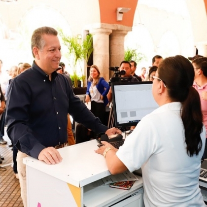 El Presidente Municipal acude a las cajas ubicadas en los bajos del Palacio Municipal