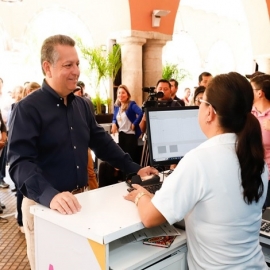 El Presidente Municipal acude a las cajas ubicadas en los bajos del Palacio Municipal