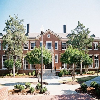 Una organización atea le envía una amenaza a la Universidad de Auburn tras el bautizo de 200 estudiantes, dice que es inconstitucional