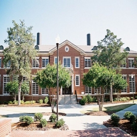 Una organización atea le envía una amenaza a la Universidad de Auburn tras el bautizo de 200 estudiantes, dice que es inconstitucional