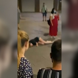 Una joven se desmaya por la calle en Granada… y la gente no se acerca a socorrerla por miedo al covid