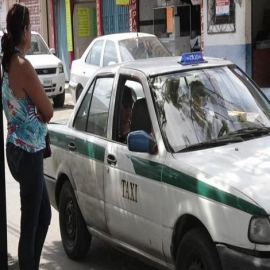 Taxista asalta a pareja en Cancún; el novio fue apuñalado 4 veces