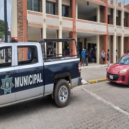 Intentan trabajadores tomar instalaciones del Palacio de Carrillo Puerto