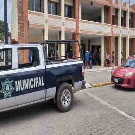 Intentan trabajadores tomar instalaciones del Palacio de Carrillo Puerto