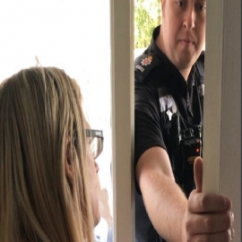 Reino Unido: Esposa de un pastor es detenida frente a sus hijos por supuestas declaraciones contra ideología de género en las redes