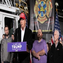 Trump distribuye botellas de agua en su visita al vertido tóxico del ferrocarril en Ohio
