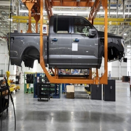 Ford se hunde después de detener la producción y los envíos de su F-150 eléctrica por ‘problemas de batería’