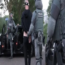 Más de 800 sospechosos arrestados en una operación encubierta global en la que las pandillas fueron atraídas para que usaran una aplicación de chat monitoreada por el FBI