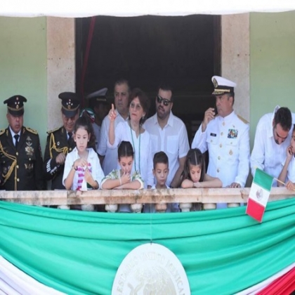 Familias yucatecas dan muestra de patriotismo y civilidad en el desfile cívico-militar conmemorativo al 16 de septiembre