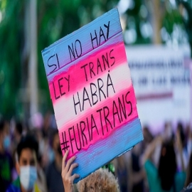 La ley trans también afecta al Código Civil: elimina las palabras «madre» y «padre» e incluye «progenitor gestante» y «no gestante»