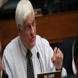 Un legislador republicano pide que se respete la Constitución de EE. UU. y estudia un procedimiento de destitución contra Biden