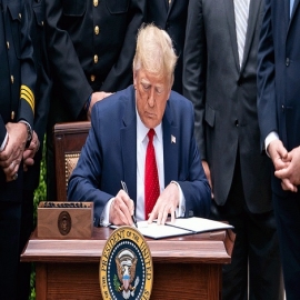 Trump firma orden ejecutiva en favor de comunidades religiosas que brindan adopción