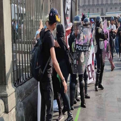 Jóvenes provida detenidos en marcha feminista salen de la cárcel en México