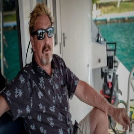 John McAfee advirtió que tenía archivos comprometedores para el gobierno en un piso del edificio derrumbado en Miami