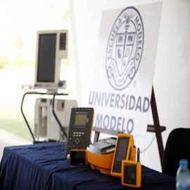 Gobierno del Estado recibe equipo biomédico y ventilador mecánico de la Universidad Modelo, instrumentos indispensables en la labor médica durante contingencia por Coronavirus