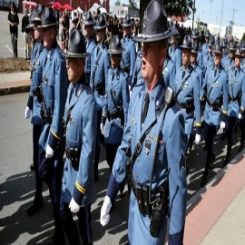 EEUU | 'Docenas' de policías estatales de Massachusetts presentan renuncias por el mandato de vacunación