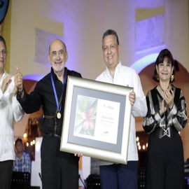 El Alcalde Alejandro Ruz entrega la Medalla “Guty Cárdenas” al compositor Roberto Cárdenas Bernardi