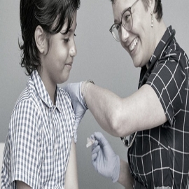 Vacunar a los niños para proteger a los adultos representa un riesgo muy elevado, analizan expertos
