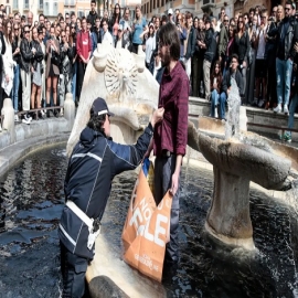 El partido de Meloni, a por los activistas climáticos: penas de prisión para quien vandalice el patrimonio