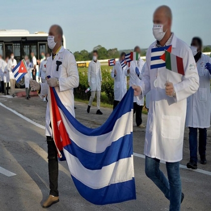 Los aterradores relatos de los médicos cubanos en el mundo: «Te cansas de ser un esclavo»