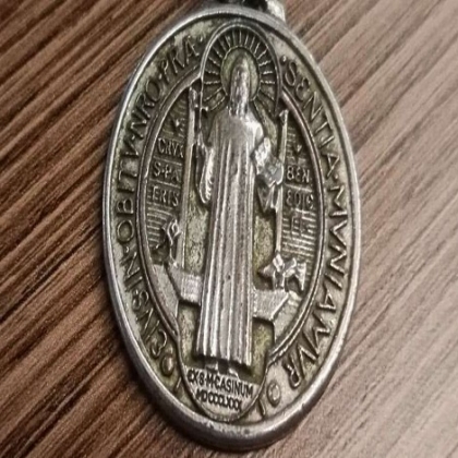Este es el significado de la medalla de San Benito