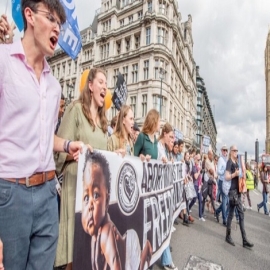 Miles de personas marchan en defensa de los bebés por nacer en la Marcha por la Vida del Reino Unido de 2023 en Londres