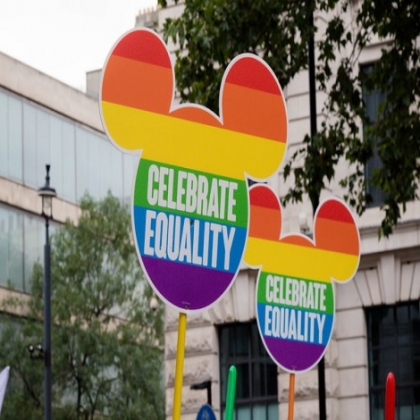 Experto denuncia que la agenda LGBT en las corporaciones es un “sistema de crédito social chino”