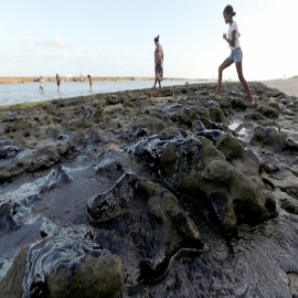Las manchas que cubren la costa: El petróleo se apodera de las playas de Brasil
