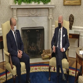 El gobierno de Biden estudia exigir vacunas de refuerzo de COVID-19 cada 5 meses