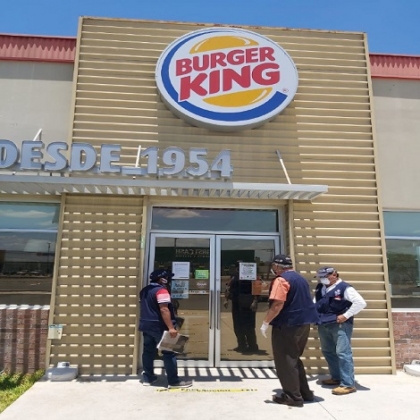 Gobierno del Estado clausura y multa a una sucursal de comida rápida