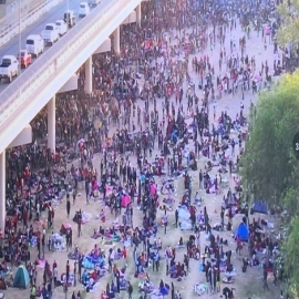Miles de inmigrantes ilegales de Venezuela y Haití están retenidos debajo de un puente en Texas