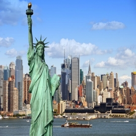 La élite de Nueva York está nerviosa después de que el Departamento de Justicia 'sin darse cuenta' publica una lista de 121 'clientes', incluidos abogados, empresarios y miembros de la alta sociedad, que solicitaron a Sarah Lawrence como 'víctima de