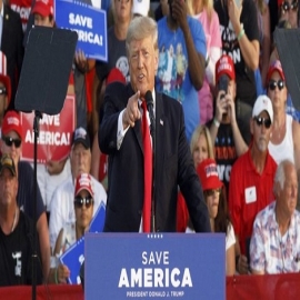 ¡Viral! Trump sube al escenario de su mitin acompañado por la música del legendario luchador The Undertaker