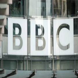 Al menos 6 edificios de la BBC en todo el Reino Unido son cubiertos con fotos de personas que murieron por complicaciones de la vacuna COVID