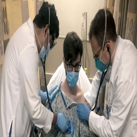 «La vida no es la misma» para el joven que desarrolló una miocarditis tras la segunda vacuna de Moderna, afirmó el padre