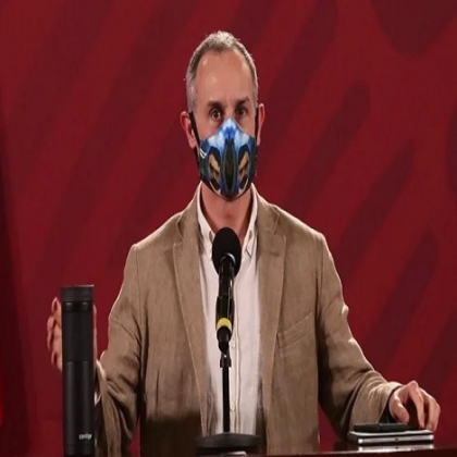 López-Gatell luce en conferencia cubrebocas "zapatista"