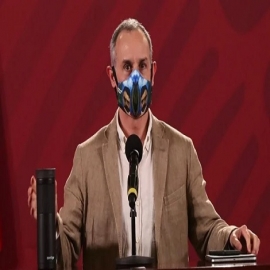 López-Gatell luce en conferencia cubrebocas "zapatista"