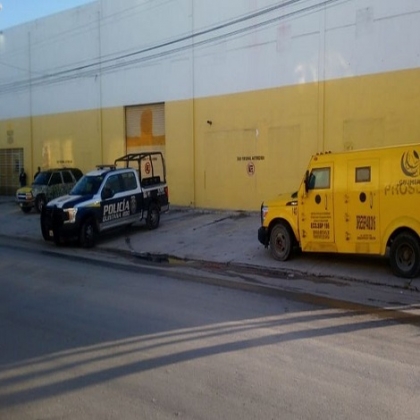 Comando armado asesta millonario robo en Cancún; huyen con camioneta de valores