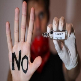 Un cirujano británico pide que se suspendan las inyecciones de Covid y se pronuncia contra la censura médica