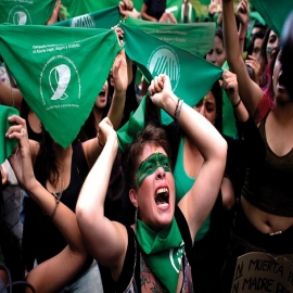 Ley española del “solo sí es sí” convierte a todos los hombres en delincuentes en potencia