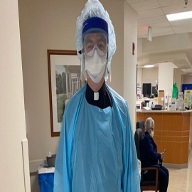 Sacerdotes llevan los sacramentos a pacientes graves con coronavirus