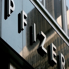 EU acuerda pagar 1,950 millones de dólares a Pfizer y BioNTech por cientos de millones de vacunas