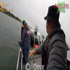 El aterrador instante en que tres pescadores saltan de su bote para evitar ser arrollados por un yate